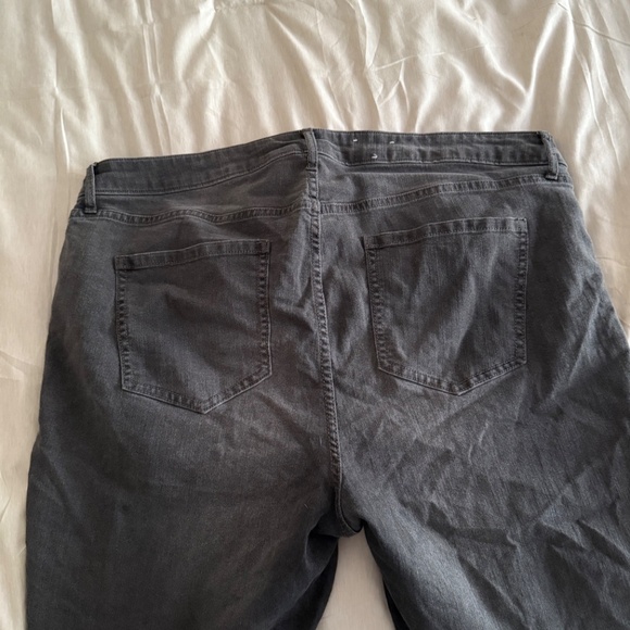 3/$15 - Old Navy Black/Gray Super Skinny Jeans, Regular Length - Picture 5 of 6